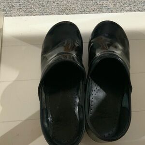 BLACK PATENT DANSKO CLOGS